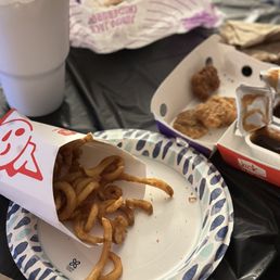 Cold curly fries and cold nuggets IG: @ammysalamii Cold curly fries and cold nuggets IG: @ammysalamii
