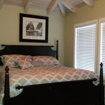 Sheepscot Harbour Village Resort - Cottage 414 Master Bedroom. Very comfortable bed and plenty of room - Resorts Near Me - Edgecomb, Maine