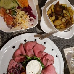 Pfeffers - Roastbeef mit Salat und Bratkartoffeln