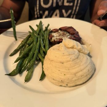Bowman's Tavern - 8oz House cut filet with mashed potatoes and green beans - American Near Me - New Hope, Pennsylvania