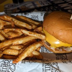 328 Grill - Cheeseburger