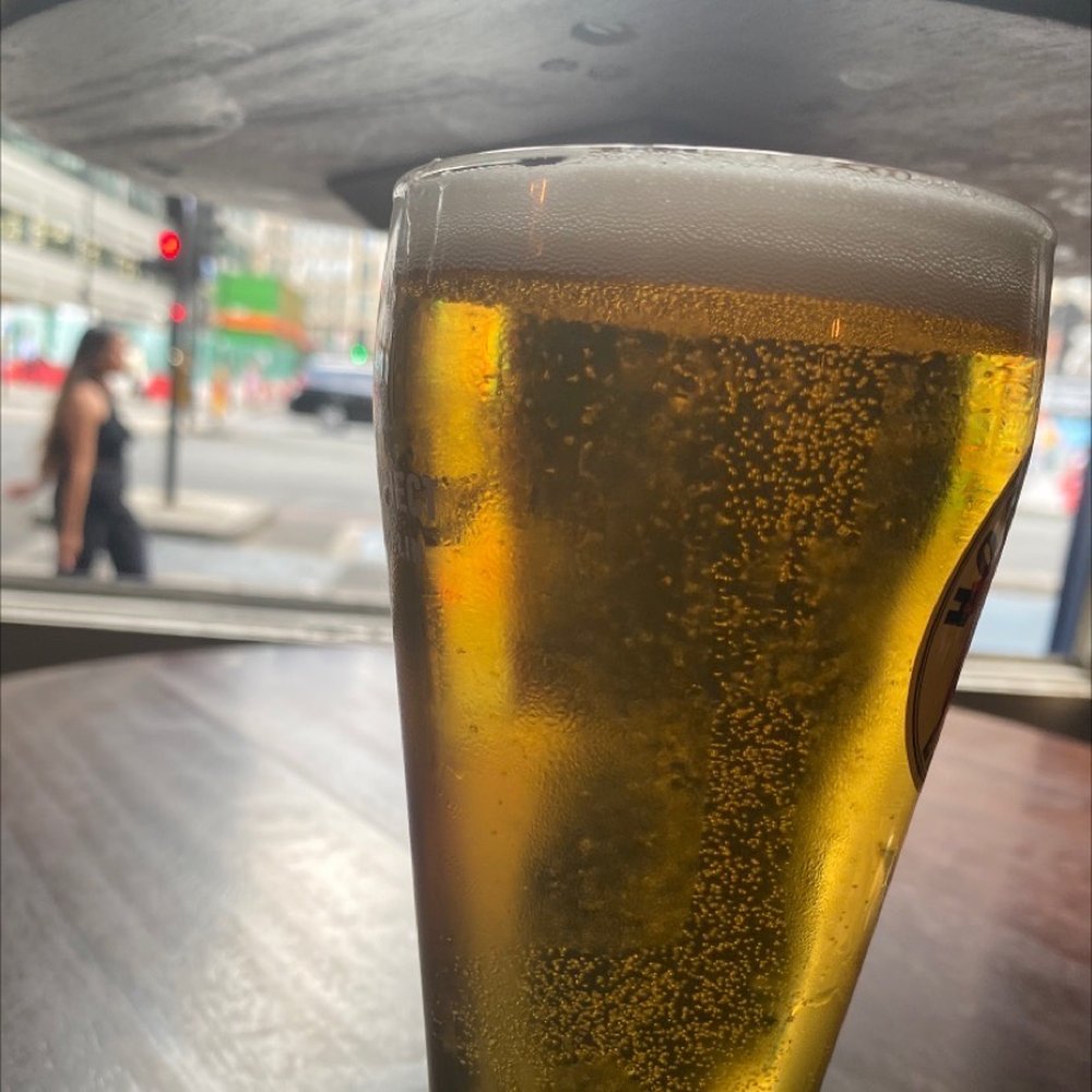White Hart - Beer by the window - Pubs Near Me - London, XGL White Hart - Beer by the window - Pubs Near Me - London, XGL