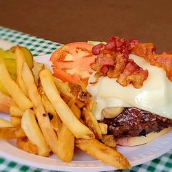 Goldyburgers - Big Daddy burger 3/4 lbs with bacon,  mushrooms, and your choice of cheese.