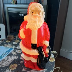 Off The Common Antiques Marketplace - As soon as I saw this table top, blow mold Santa, I knew I had to leave with it. $40. A fair price for this condition.
