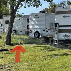 Marina RV Park - The arrow points to how the lazy managers maintain the park !