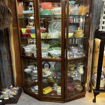 Cedar Chest Antique Mall - Antiques Near Me - Mc Gregor, Texas