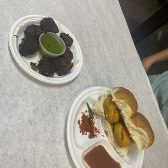 Mejwaani - Alu Wadi & 2 Vada Pav - Indian Near Me - Edison NJ, New Jersey