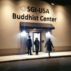 Sokka Gakki International USA Community Center of Teaneck - Parking lot entrance