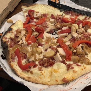 Lit Pizza - Cabela's - Benny Blanco with chicken and roasted garlic - Pizza Near Me - Gonzales, Louisiana