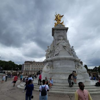 Buckingham Palace - Queen Victoria Memorial in front of Palace - Landmarks & Historical Buildings Near Me - London, XGL