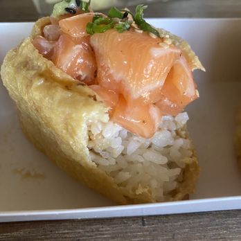 Atoyubu - $5 FRESH SALMON: so you can see the fish to rice ratio which is about 40% fish / 60% rice - Japanese Near Me - Buena Park, California Atoyubu - $5 FRESH SALMON: so you can see the fish to rice ratio which is about 40% fish / 60% rice - Japanese Near Me - Buena Park, California