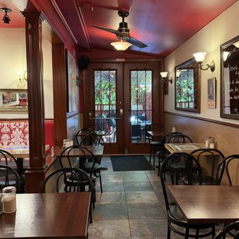 Café Krieghoff - Heading into the back patio. - French Near Me - Quebec City, Quebec Café Krieghoff - Heading into the back patio. - French Near Me - Quebec City, Quebec