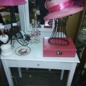 Mission Galleria - Vanity for the makeup lover - Antiques Near Me - Riverside, California