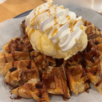 Cafe Maji - Plain cruffle (Whipped cream, Vanilla ice cream) - Coffee & Tea Near Me - Artesia, California