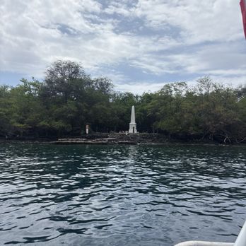 Dolphin Discoveries - Capt Cook monument - Boat Tours Near Me - Kailua Kona, Hawaii