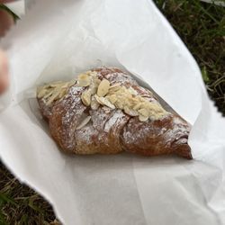 Sapid Coffee - Vegan almond croissant
