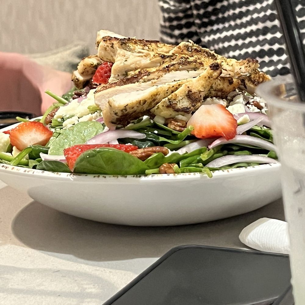 Shore - Strawberry salad with chicken - Seafood Near Me - Jekyll Island, Georgia Shore - Strawberry salad with chicken - Seafood Near Me - Jekyll Island, Georgia