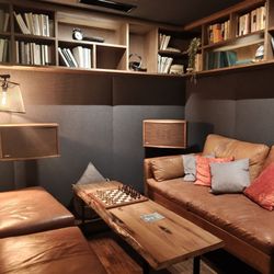 MOSAIC HOUSE Design Hotel - The upstairs library is very cozy