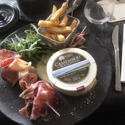 L'ardoise - Camembert du Boulonnais rôti, brochette de charcuterie