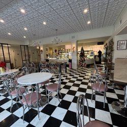 Jennivee’s Bakery - Inside