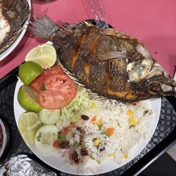 Antojito Salvodorean Isabel - Pescado Fritto
