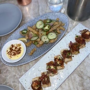 Earls Kitchen + Bar - Crispy tuna rice & calamari - New American Near Me - Fort Lauderdale, Florida