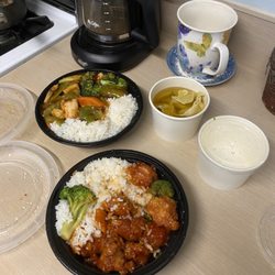 Yummi Yummi - Lunch specials: shrimp in garlic sauce with wonton soup and orange chicken with same. Yummy