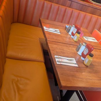 Junior's Restaurant & Bakery - Dining area - American Near Me - New York, New York Junior's Restaurant & Bakery - Dining area - American Near Me - New York, New York