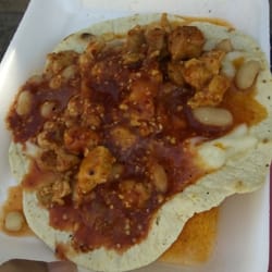 Quesadillas Chata - una rica "durita" de carne de puerco con frijoles y salsa roja yummmmiii
