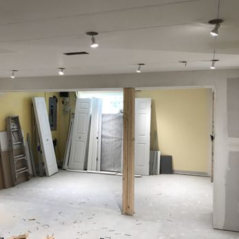 Réno-Décor - a room with a lot of construction materials - General Contractors Near Me - Laval, Quebec Réno-Décor - a room with a lot of construction materials - General Contractors Near Me - Laval, Quebec