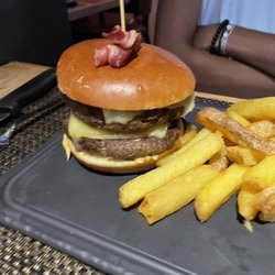 RIBS Steakhouse - Bacon cheeseburger double patty