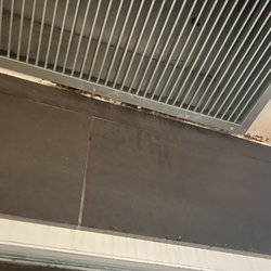 Fitness First Berlin - Steglitz - Schimmel an den Decken, wird einfach nur übergestrichen