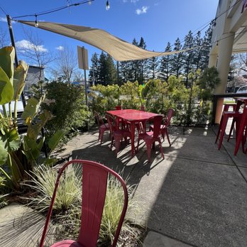Santa Rosa Pizzeria - Outdoor area - Pizza Near Me - Santa Rosa, California
