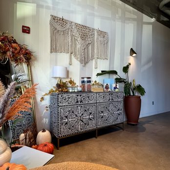 Indie Mane North - Check-in area - Hair Salons Near Me - Indianapolis, Indiana Indie Mane North - Check-in area - Hair Salons Near Me - Indianapolis, Indiana