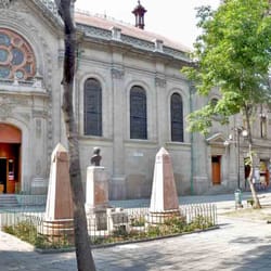 Iglesia de Nuestra Señora de Guadalupe - fachada neoclásica desde el jardín.