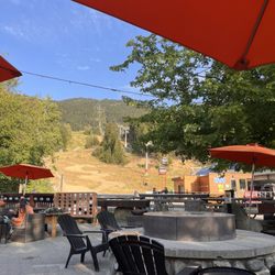 Dusty's Bar & BBQ - The vibe