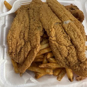 Luna's Chicken N' Seafood - Seafood Near Me - Gladstone, Missouri