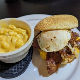 Breakfast burger w/ Mac & cheese