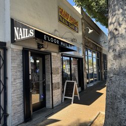 E'loor Nail Bar - Outside view, across the street from Triple Beam Pizza. There are lots of parking around this neighborhood. On 59th and Figueroa.