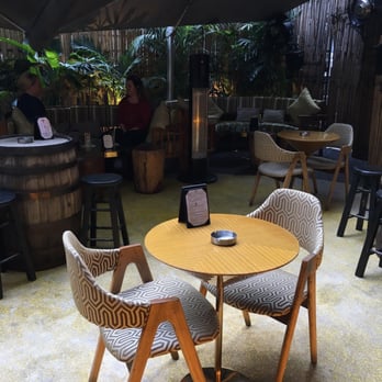 Honi Honi - Cozy seating for two - Cocktail Bars Near Me - Hong Kong, HK