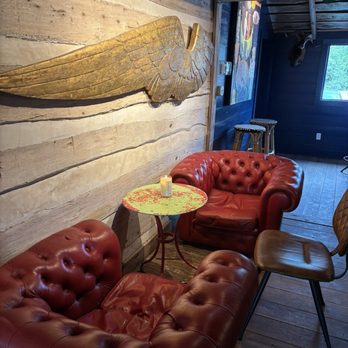 Ellis Motel - Comfy chairs - Cocktail Bars Near Me - Round Top, Texas