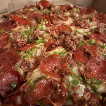 Upper Crust Pizza - Deluxe Pizza - Pizza Near Me - Milwaukee, Wisconsin