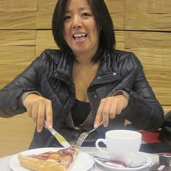 Kleiner Konditorei - Digging into a plum custard tart