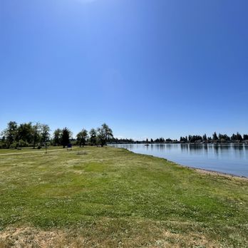 Lake Tapps Park - Picnic tables and benches, BBQ's and the water. - Parks Near Me - Bonney Lake, Washington