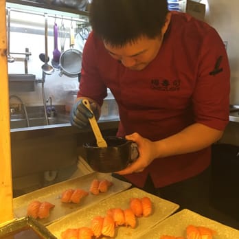 Yelp Gets Psyched for Sake @ Umezushi! - Terry preparing salmon nigiri - Yelp Events Near Me - Manchester, XGM