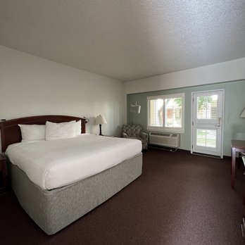 Palm Mountain Resort & Spa - King bed~ room 131 - Hotels Near Me - Palm Springs, California Palm Mountain Resort & Spa - King bed~ room 131 - Hotels Near Me - Palm Springs, California