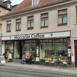 Moccasin - Hier können Gäste die zahlreichen Kaffeesorten auch käuflich erwerben Außenansicht