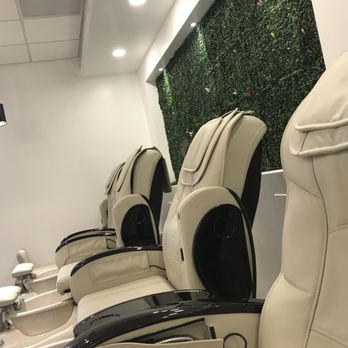 Nailish Spa - Living wall behind pedicure stations - Waxing Near Me - Minneapolis, Minnesota Nailish Spa - Living wall behind pedicure stations - Waxing Near Me - Minneapolis, Minnesota