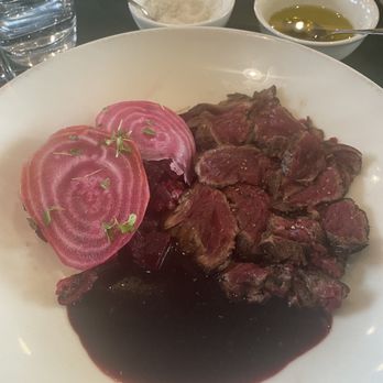 Le 52 - Tataki d'onglet de bœuf, sauce au vin rouge, salade de betteraves - French Near Me - Paris, 75 Le 52 - Tataki d'onglet de bœuf, sauce au vin rouge, salade de betteraves - French Near Me - Paris, 75