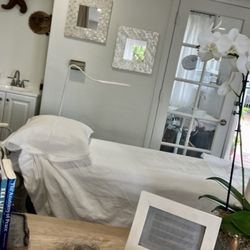 Eyes Wide Shut - Beauty services in a serene environment.